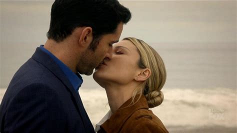 lucifer kisses chloe.